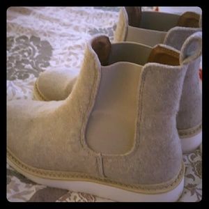 Universal threads sneaker boots